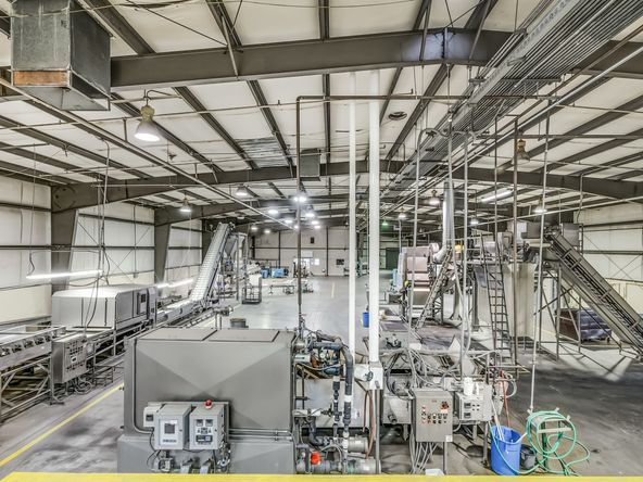 ±86,000 SF High Exposure Industrial Building on 2.42 Acres : 661 L St, Sanger, CA 93657
